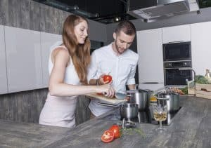 Paar beim Kochen mit Glaskeramik Kochfeld