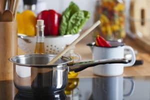 Essen auf Induktionskochfeld kochen