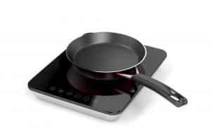 Schwarze Kochplatte mit Pfanne