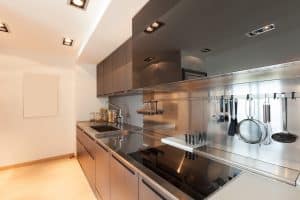 Moderne Küchenzeile mit Kochfeld